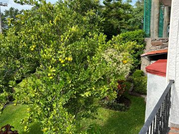 CASA EN VENTA EN CLUB DE GOLF CON ALBERCA Y EXTENSO JARDIN