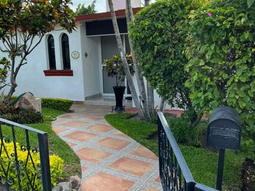 CASA EN VENTA EN CLUB DE GOLF CON ALBERCA Y EXTENSO JARDIN