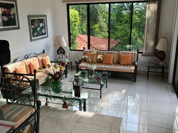 CASA EN VENTA EN CLUB DE GOLF CON ALBERCA Y EXTENSO JARDIN