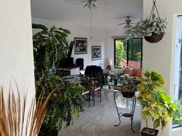CASA EN VENTA EN CLUB DE GOLF CON ALBERCA Y EXTENSO JARDIN