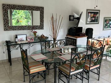 CASA EN VENTA EN CLUB DE GOLF CON ALBERCA Y EXTENSO JARDIN