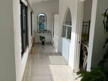 CASA EN VENTA EN CLUB DE GOLF CON ALBERCA Y EXTENSO JARDIN