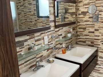 CASA EN VENTA EN CLUB DE GOLF CON ALBERCA Y EXTENSO JARDIN