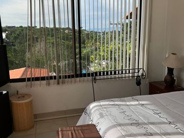 CASA EN VENTA EN CLUB DE GOLF CON ALBERCA Y EXTENSO JARDIN