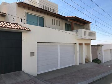 Venta Casa de 4 niveles en colonia Balcones Coloniales con jardín y roof garden