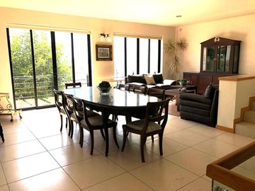 Venta Casa de 4 niveles en colonia Balcones Coloniales con jardín y roof garden