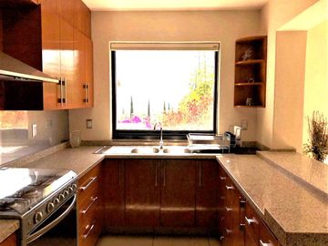 Venta Casa de 4 niveles en colonia Balcones Coloniales con jardín y roof garden