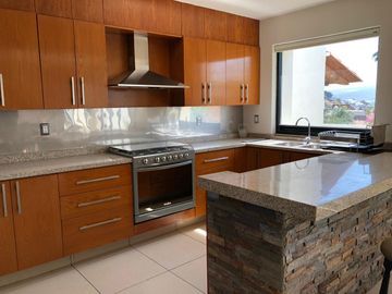 Venta Casa de 4 niveles en colonia Balcones Coloniales con jardín y roof garden