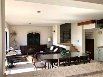 Venta Casa de 4 niveles en colonia Balcones Coloniales con jardín y roof garden