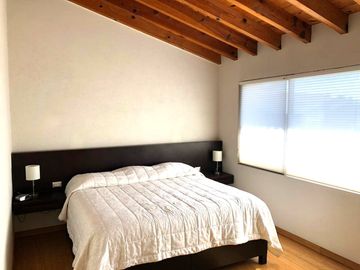 Venta Casa de 4 niveles en colonia Balcones Coloniales con jardín y roof garden