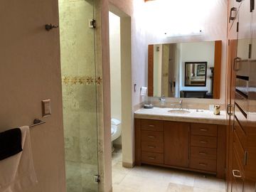 Venta Casa de 4 niveles en colonia Balcones Coloniales con jardín y roof garden
