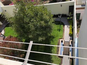 Venta Casa de 4 niveles en colonia Balcones Coloniales con jardín y roof garden