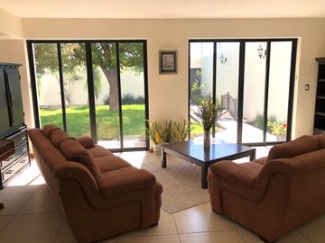 Venta Casa de 4 niveles en colonia Balcones Coloniales con jardín y roof garden