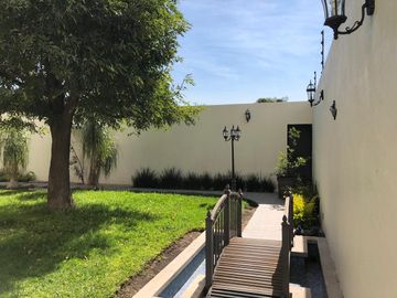 Venta Casa de 4 niveles en colonia Balcones Coloniales con jardín y roof garden