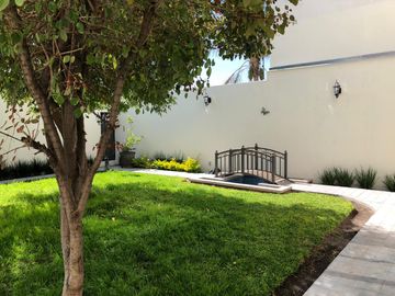 Venta Casa de 4 niveles en colonia Balcones Coloniales con jardín y roof garden