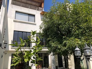 Venta Casa de 4 niveles en colonia Balcones Coloniales con jardín y roof garden