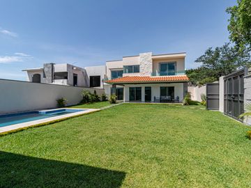 CASA EN VENTA CON ALBERCA Y JARDIN PROPIOS AL SUR DE CUERNAVACA