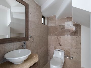 CASA EN VENTA CON ALBERCA Y JARDIN PROPIOS AL SUR DE CUERNAVACA