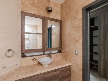 CASA EN VENTA CON ALBERCA Y JARDIN PROPIOS AL SUR DE CUERNAVACA