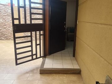 En venta casa remodelada en La Joya Etapa Platino, Av. leon Febres Cordero