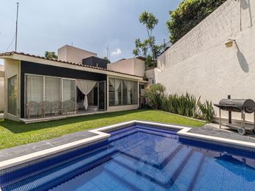 CASA EN VENTA CON EXTENSO JARDIN Y ALBERCA EN CUERNAVACA