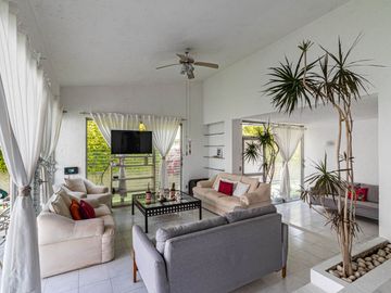 CASA EN VENTA CON EXTENSO JARDIN Y ALBERCA EN CUERNAVACA