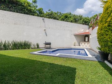 CASA EN VENTA CON EXTENSO JARDIN Y ALBERCA EN CUERNAVACA
