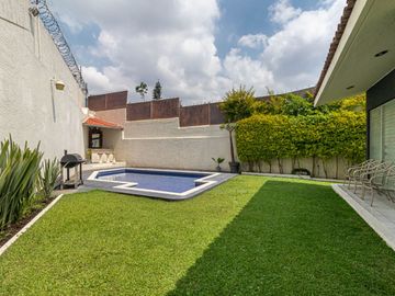 CASA EN VENTA CON EXTENSO JARDIN Y ALBERCA EN CUERNAVACA