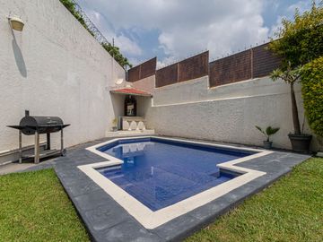 CASA EN VENTA CON EXTENSO JARDIN Y ALBERCA EN CUERNAVACA