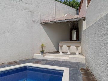 CASA EN VENTA CON EXTENSO JARDIN Y ALBERCA EN CUERNAVACA