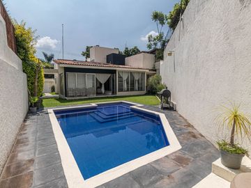 CASA EN VENTA CON EXTENSO JARDIN Y ALBERCA EN CUERNAVACA