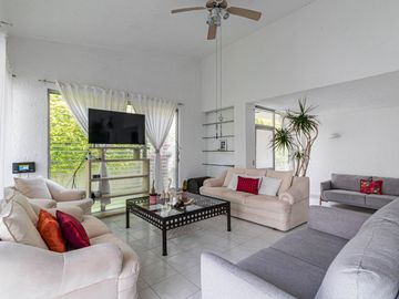 CASA EN VENTA CON EXTENSO JARDIN Y ALBERCA EN CUERNAVACA