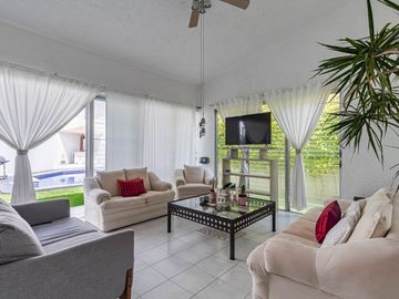 CASA EN VENTA CON EXTENSO JARDIN Y ALBERCA EN CUERNAVACA