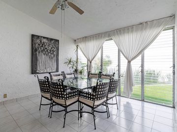CASA EN VENTA CON EXTENSO JARDIN Y ALBERCA EN CUERNAVACA