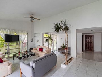 CASA EN VENTA CON EXTENSO JARDIN Y ALBERCA EN CUERNAVACA