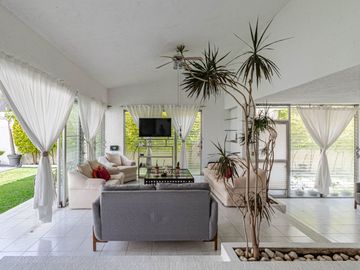 CASA EN VENTA CON EXTENSO JARDIN Y ALBERCA EN CUERNAVACA