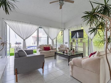 CASA EN VENTA CON EXTENSO JARDIN Y ALBERCA EN CUERNAVACA