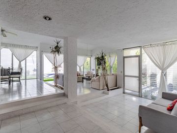 CASA EN VENTA CON EXTENSO JARDIN Y ALBERCA EN CUERNAVACA