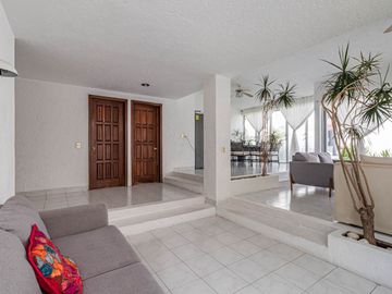 CASA EN VENTA CON EXTENSO JARDIN Y ALBERCA EN CUERNAVACA