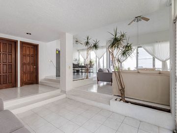 CASA EN VENTA CON EXTENSO JARDIN Y ALBERCA EN CUERNAVACA