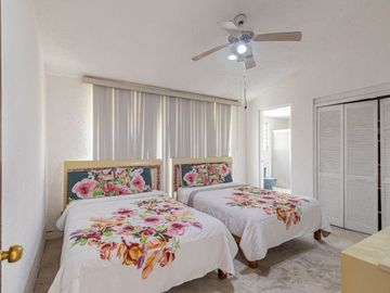CASA EN VENTA CON EXTENSO JARDIN Y ALBERCA EN CUERNAVACA