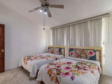 CASA EN VENTA CON EXTENSO JARDIN Y ALBERCA EN CUERNAVACA