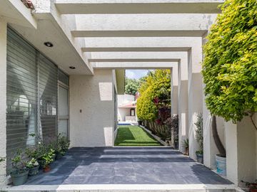 CASA EN VENTA CON EXTENSO JARDIN Y ALBERCA EN CUERNAVACA