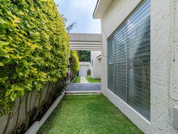 CASA EN VENTA CON EXTENSO JARDIN Y ALBERCA EN CUERNAVACA