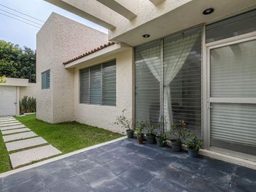 CASA EN VENTA CON EXTENSO JARDIN Y ALBERCA EN CUERNAVACA