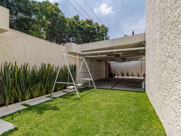 CASA EN VENTA CON EXTENSO JARDIN Y ALBERCA EN CUERNAVACA