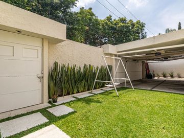 CASA EN VENTA CON EXTENSO JARDIN Y ALBERCA EN CUERNAVACA