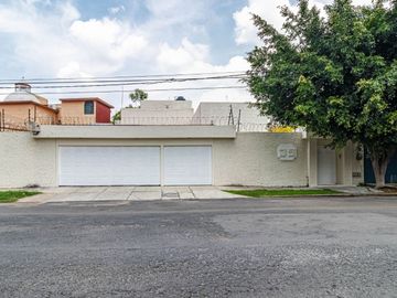 CASA EN VENTA CON EXTENSO JARDIN Y ALBERCA EN CUERNAVACA