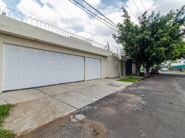 CASA EN VENTA CON EXTENSO JARDIN Y ALBERCA EN CUERNAVACA