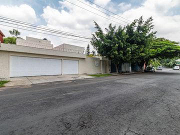 CASA EN VENTA CON EXTENSO JARDIN Y ALBERCA EN CUERNAVACA
